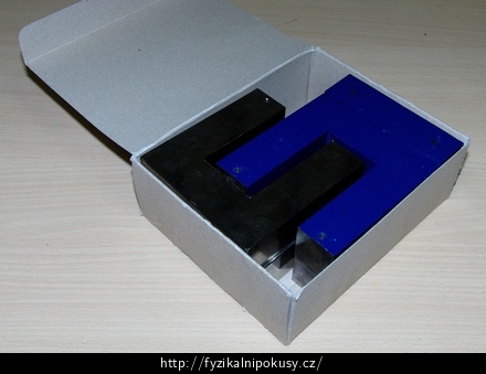 Obr. 1: Závaží tvořené krabicí s transformátorovými jádry o celkové hmotnosti 10,8 kg.