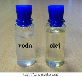Obr. 2: Identické nádobky s olejem a vodou stejné hmotnosti