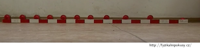 Obr. 2:	Původní pomůcka s magnety kutálejícími se v hliníkové kolejnici.