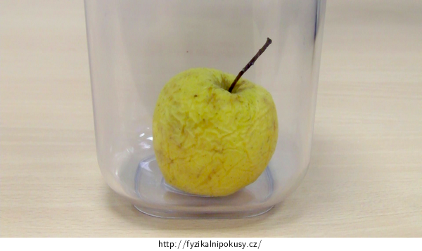 Obr. 2: Jablko ve vývěvě před vysátím vzduchu