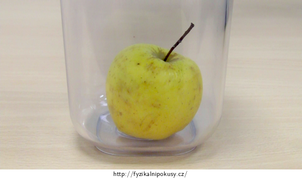 Obr. 2: Jablko ve vývěvě po vysátí vzduchu