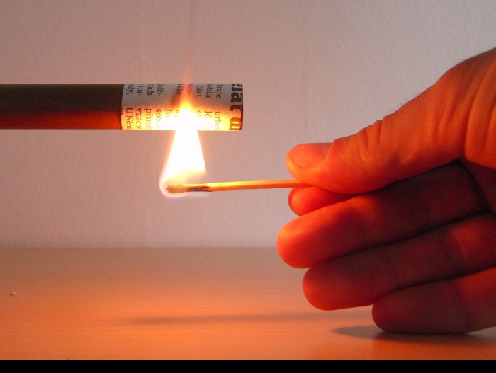 Fig. 1: Good thermal conductivity of a copper tube prevents the paper to ignite